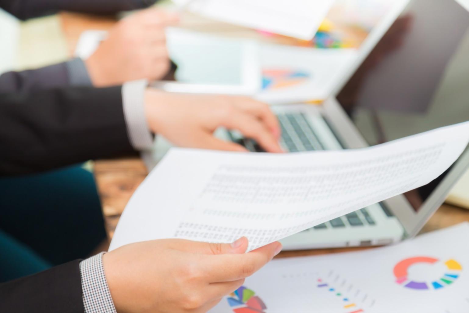 Analyse de documents financiers sur bureau moderne