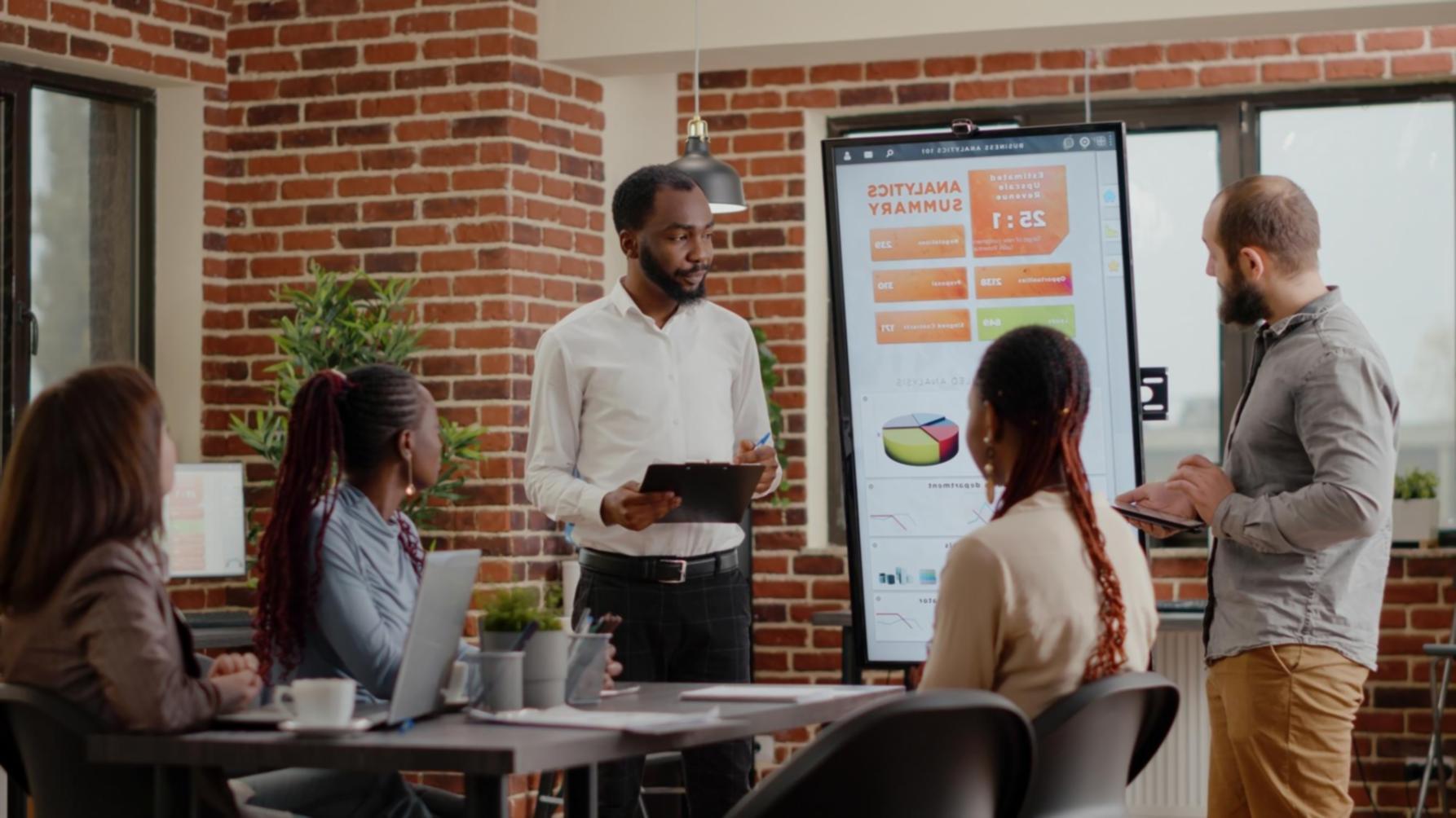 Équipe travaillant sur analyse financière collaborative