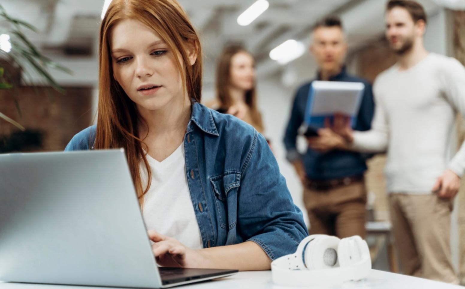 Session de formation en analyse financière avec documents et écrans d'analyse