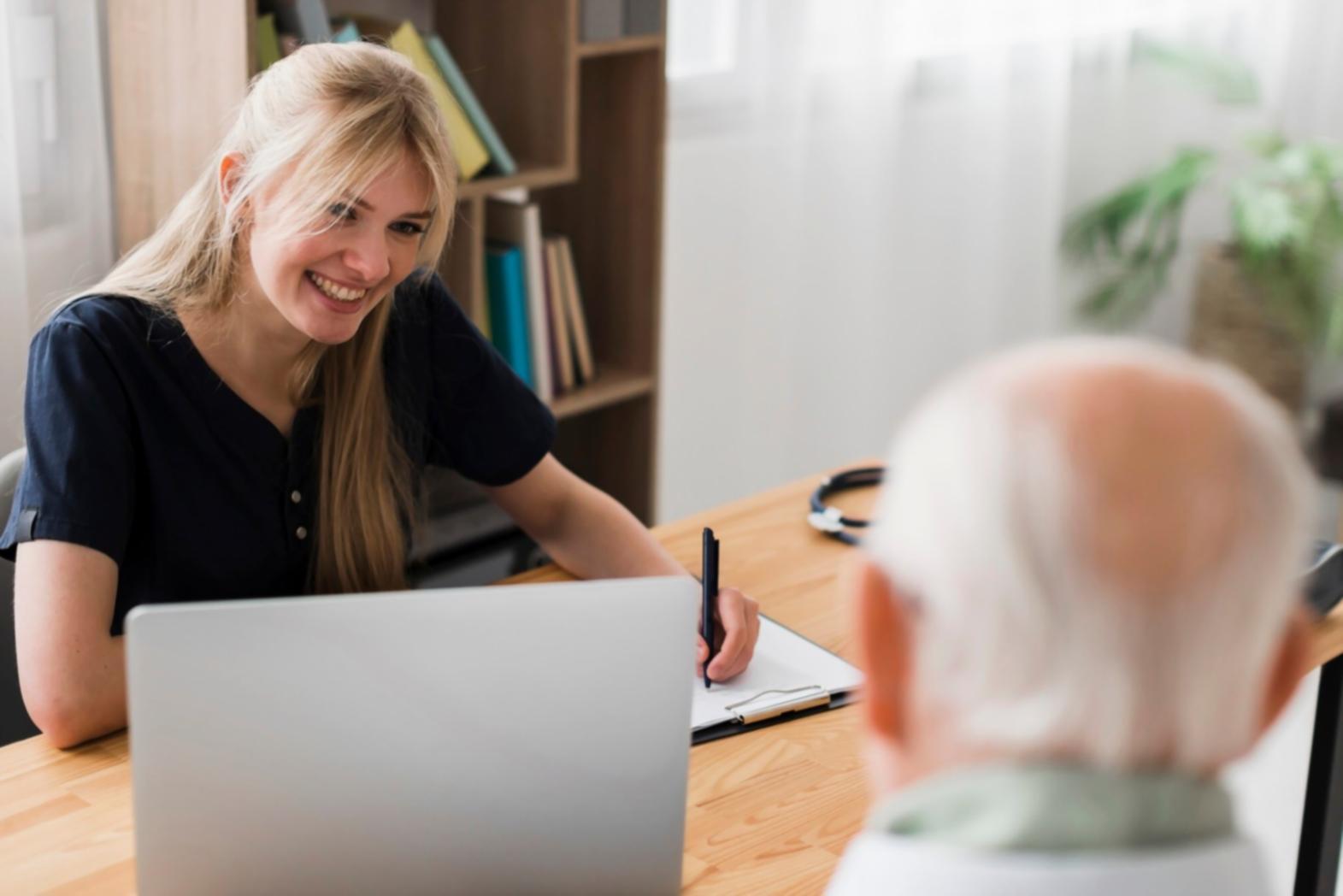 Tableaux de bord financiers sur écran d'ordinateur