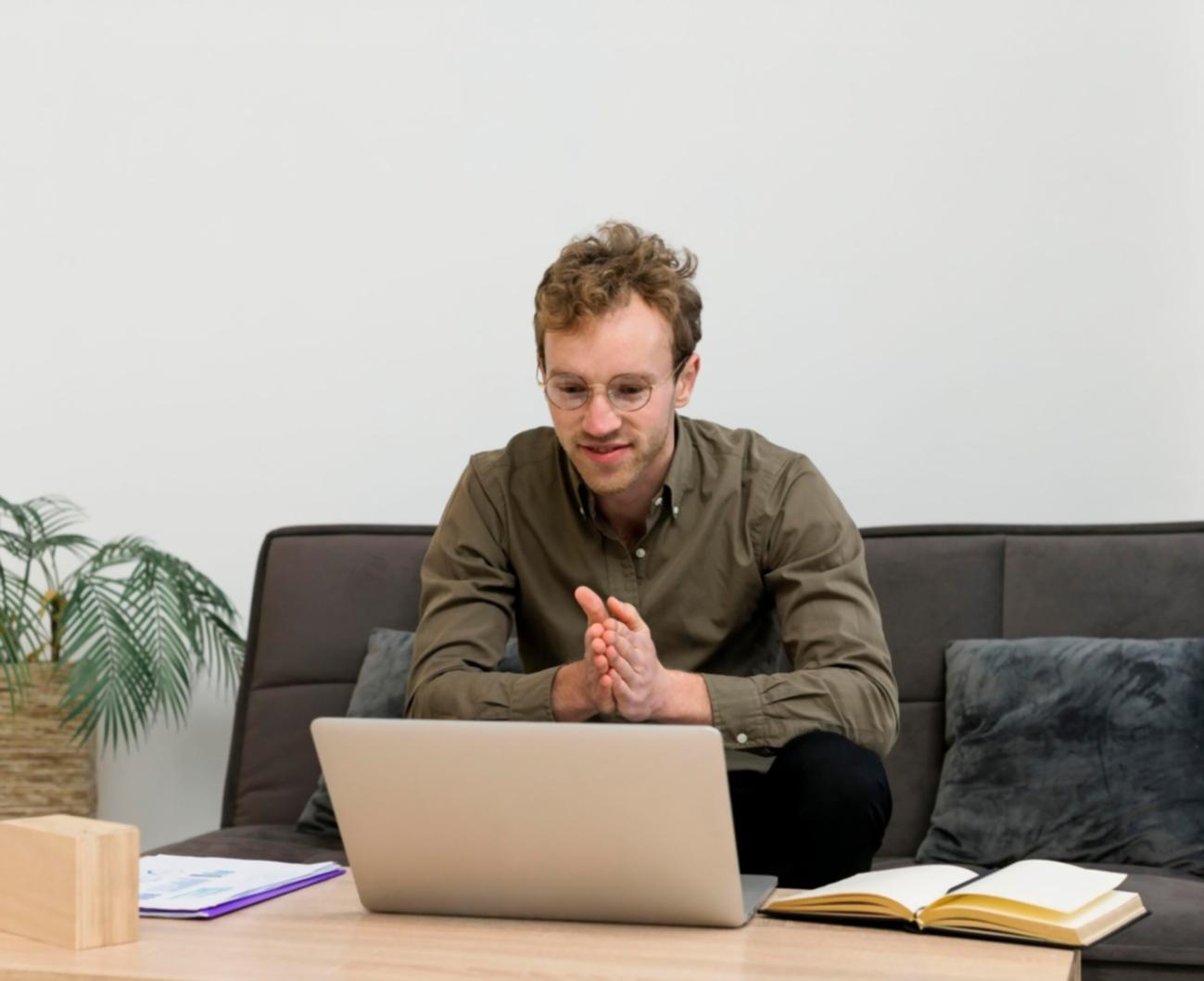 Espace de travail avec documents financiers et outils d'analyse